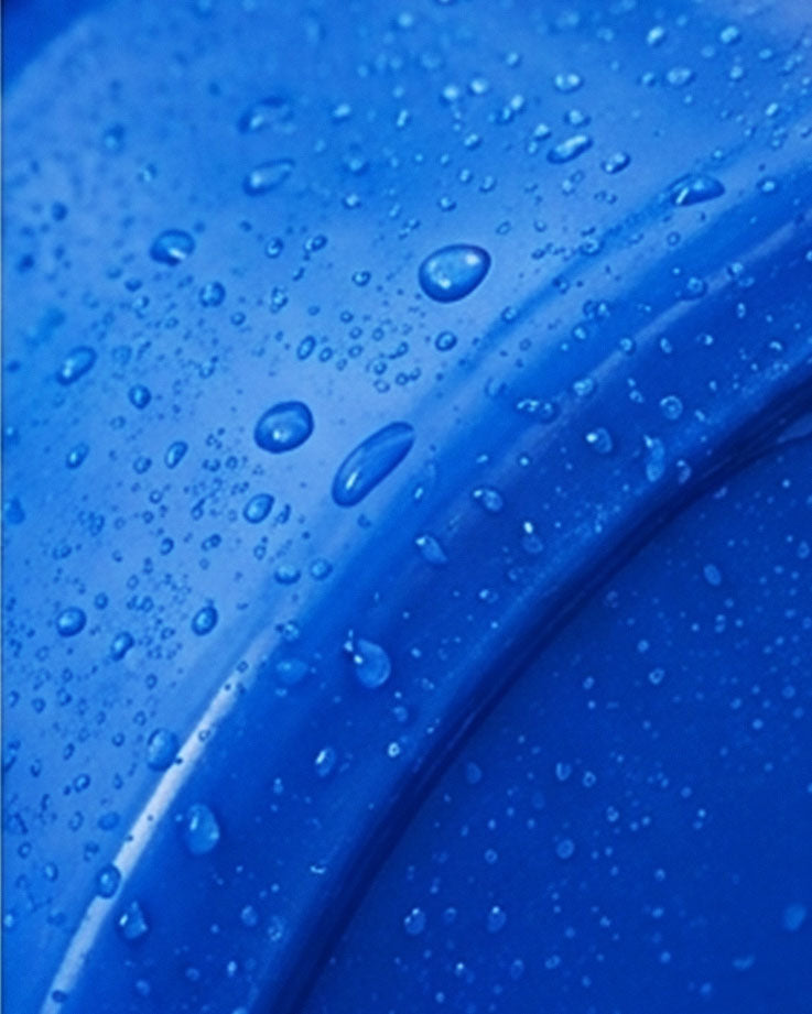 Detailaufnahme einer blauen Kunststoffschale mit Wassertropfen für Koi Transport