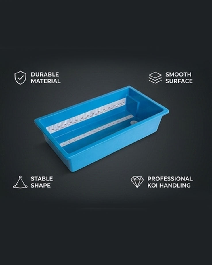 Blaue Messwanne für Koi mit Skala und robuster, glatter Oberfläche für professionelles Handling