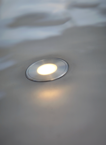 OASE LunAqua Terra LED Einbauleuchte mit warmweißem Licht im Einsatz