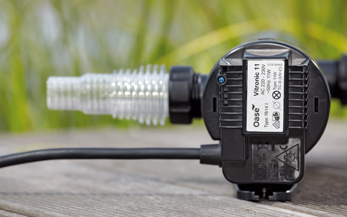 Oase Vitronic – UVC-Vorklärgerät für klares Teichwasser