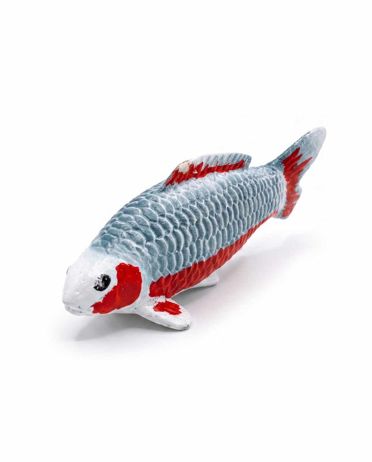 Handbemalte Asagi Koi-Figur in Seitenansicht mit grau-blauer Schuppenstruktur und roten Akzenten auf weißem Hintergrund Dekofigur Tierfigur Japan Figur Wohnzimmer figur