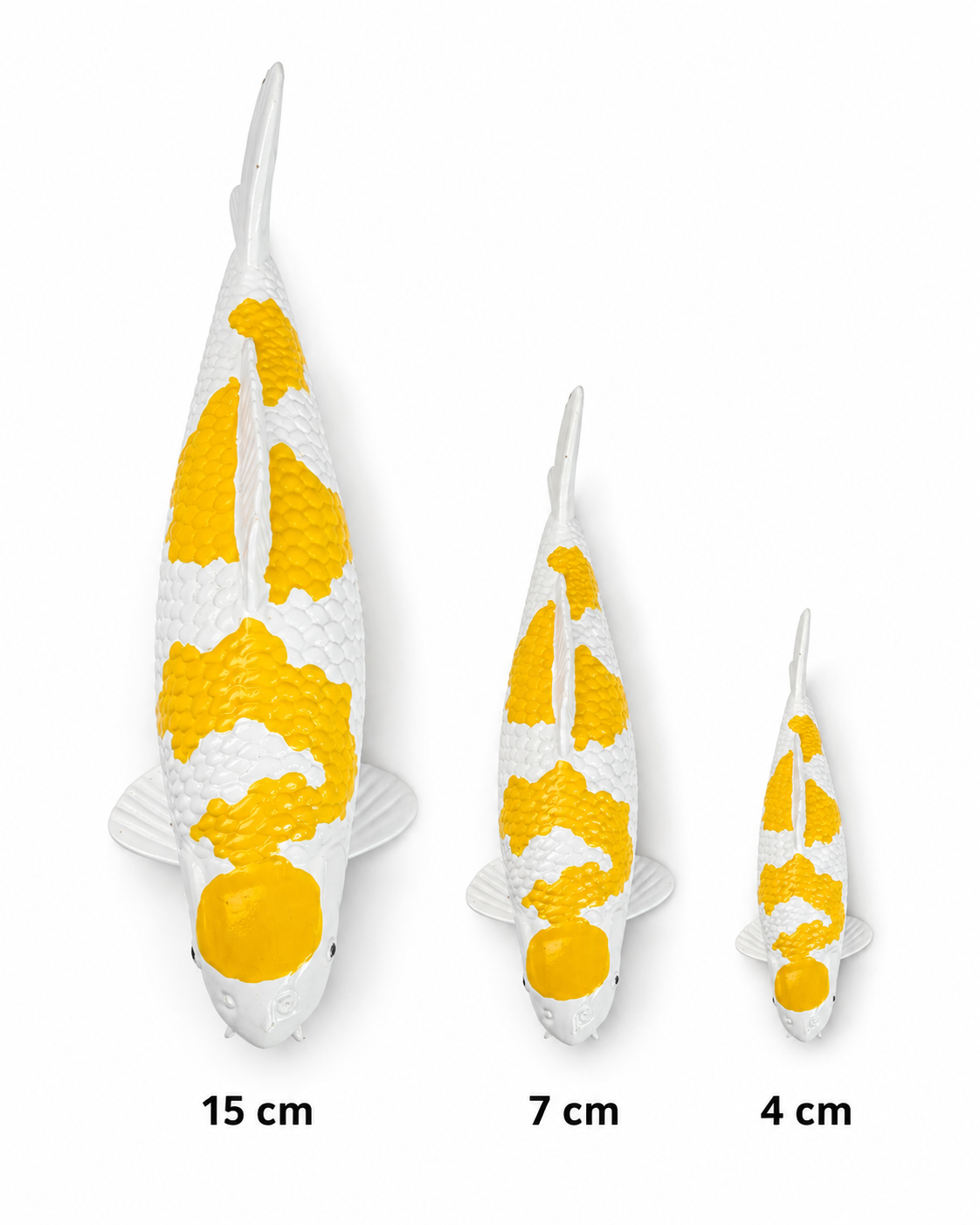 Größenvergleich von drei Hariwake Koi-Figuren in Draufsicht mit 15 cm, 7 cm und 4 cm