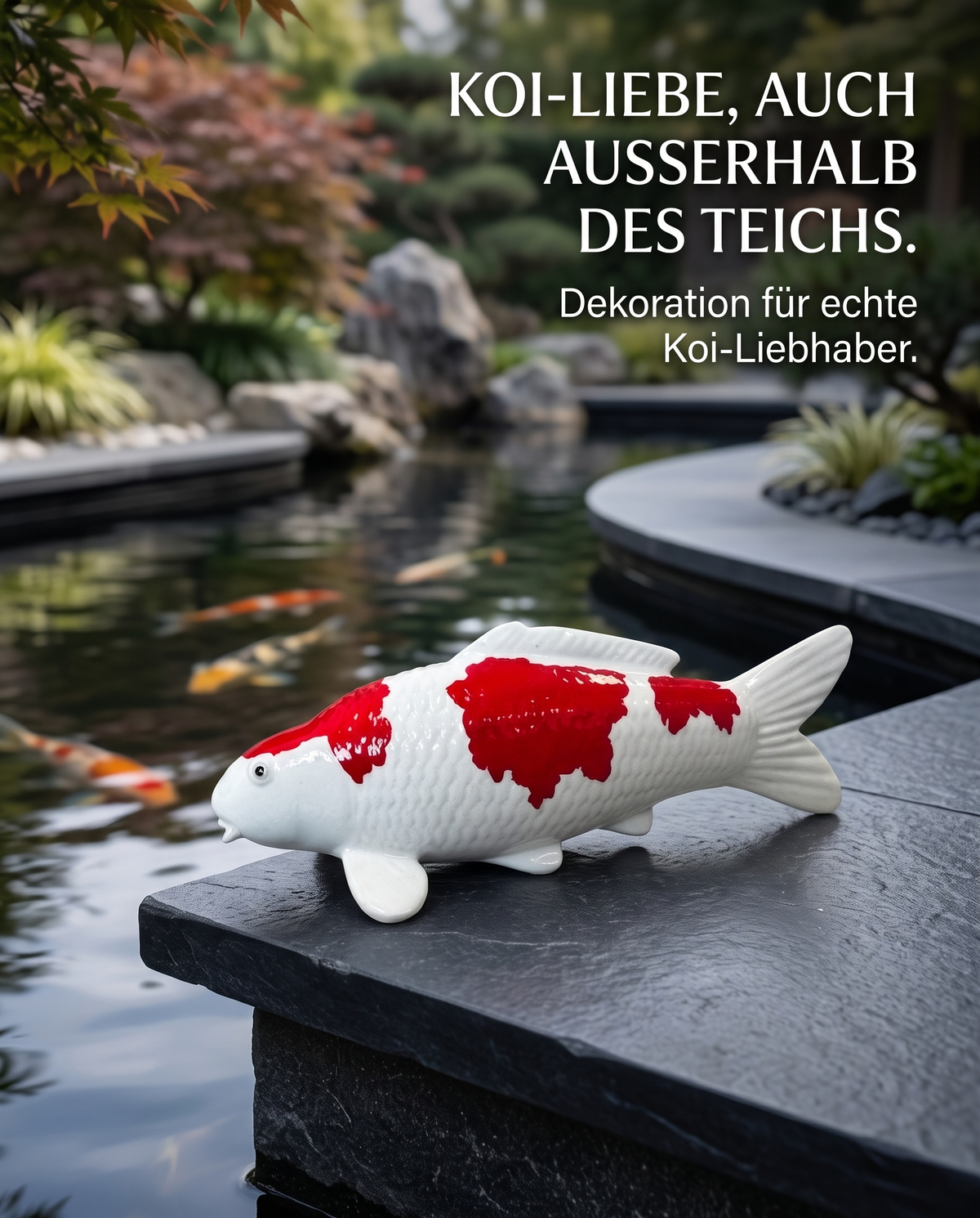 Handbemalte Kohaku 2 Koi-Fischfigur in Rot und Weiß als dekorativer Blickfang am Koiteich