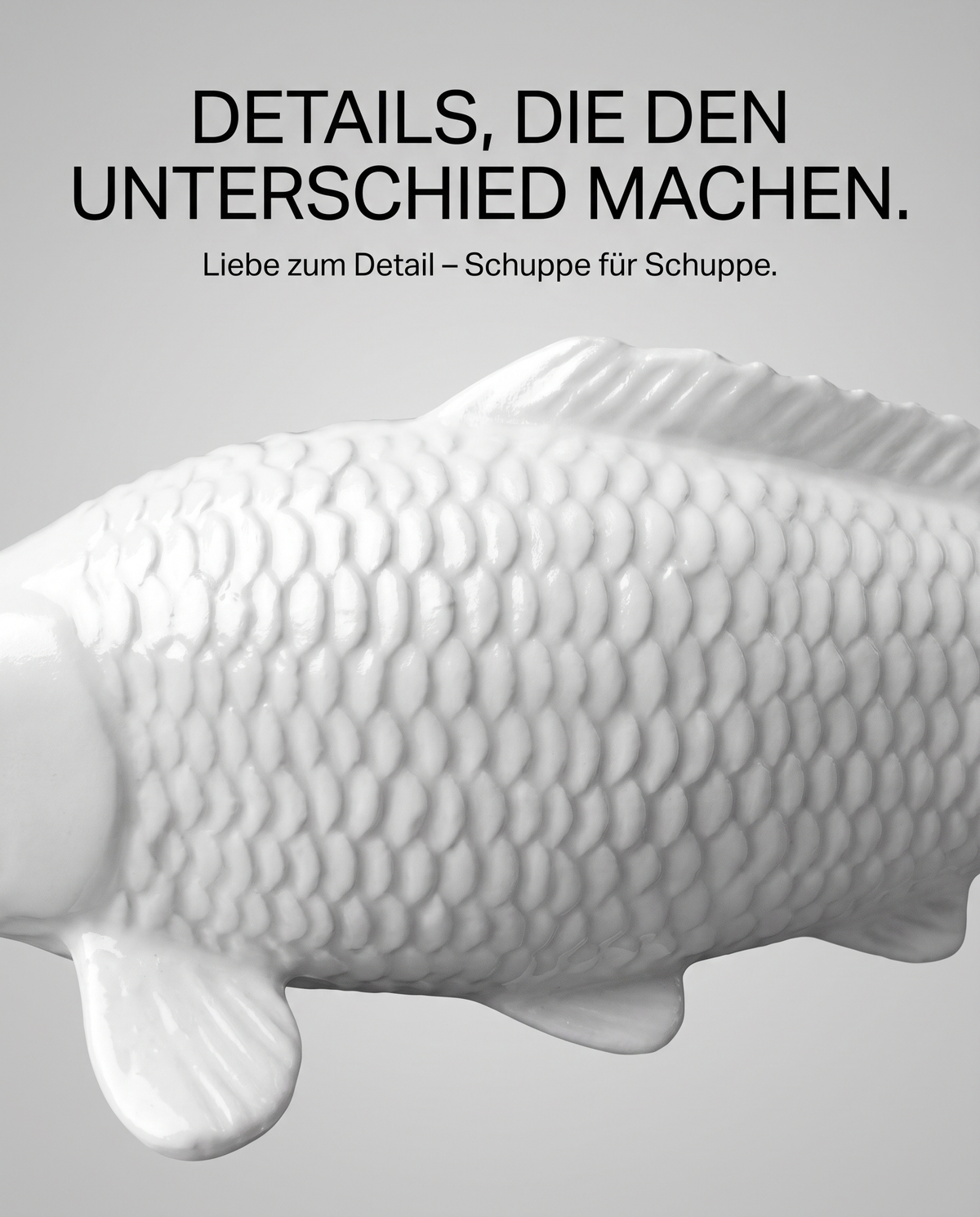 Weisse unbemalte Koi Figur Detailaufnahme Schuppenstruktur Rueckenflosse Seitenflosse Fischfigur Oberflaeche Nahaufnahme Strukturdetails Bastelfigur Rohling Dekoration Koi-Deko Kunsthandwerk Modell