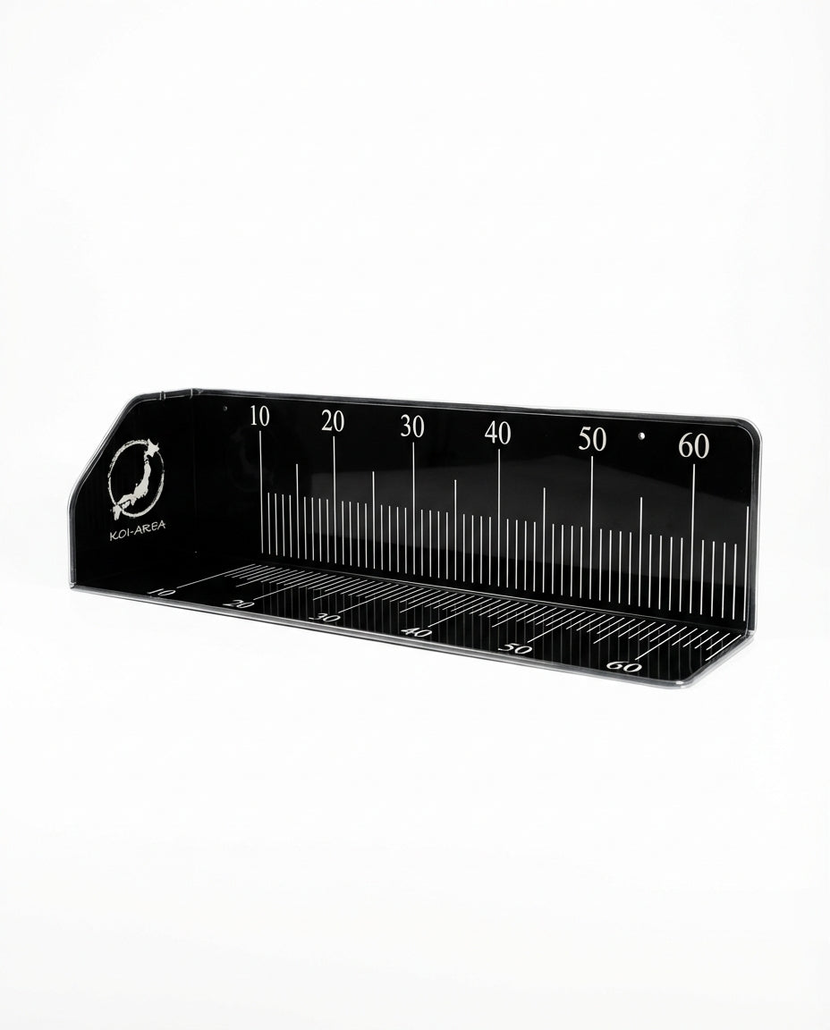 Koi-Area Koi Messschieber 60 cm aus schwarzem Acryl – Seitenansicht mit integrierter Maßskala