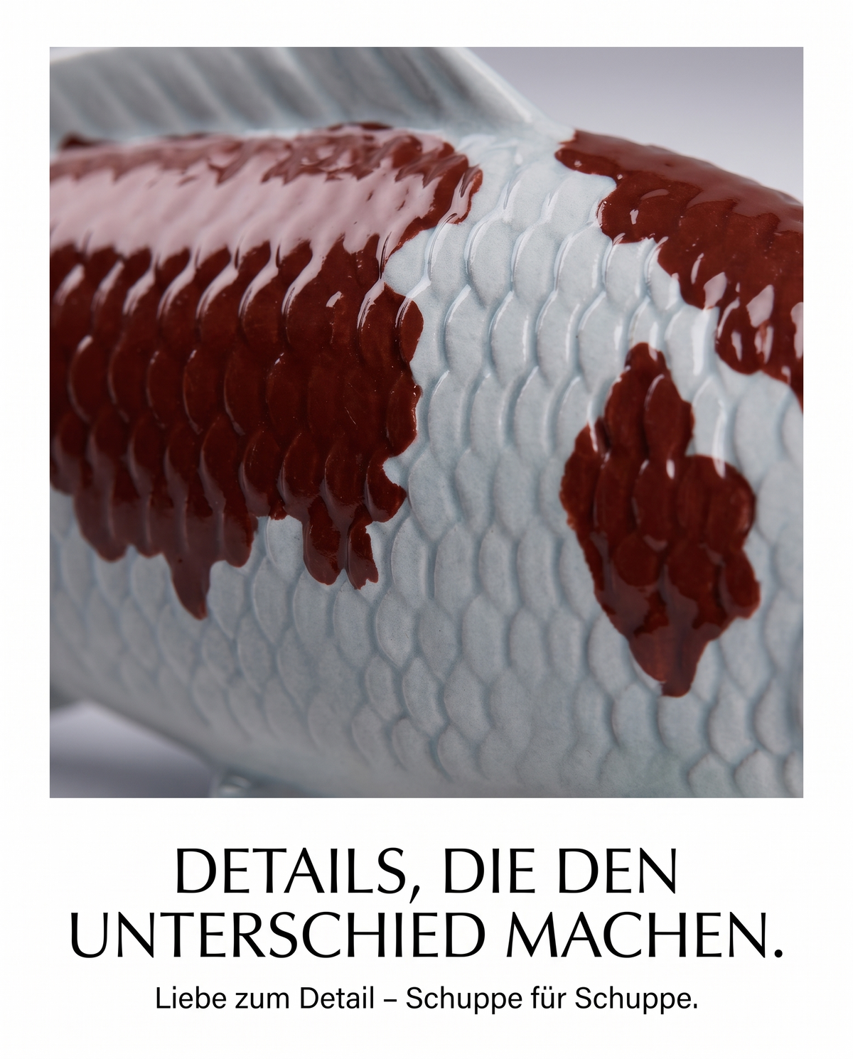 Braune Koi Figur Detailaufnahme hellblau braun Schuppenstruktur Farbdetails glaenzende Oberflaeche Fischfigur Handarbeit Unikat Nahaufnahme Dekoration KoiDeko Kunsthandwerk Einzelstueck