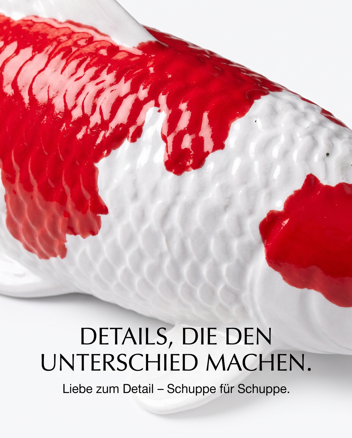 Handbemalte Koi Figur rot weiss Nahaufnahme Schuppenstruktur glaenzende Oberflaeche Farbdetails Fischfigur Handarbeit Unikat Kunsthandwerk Dekoration Detailansicht KoiDeko Einzelstueck