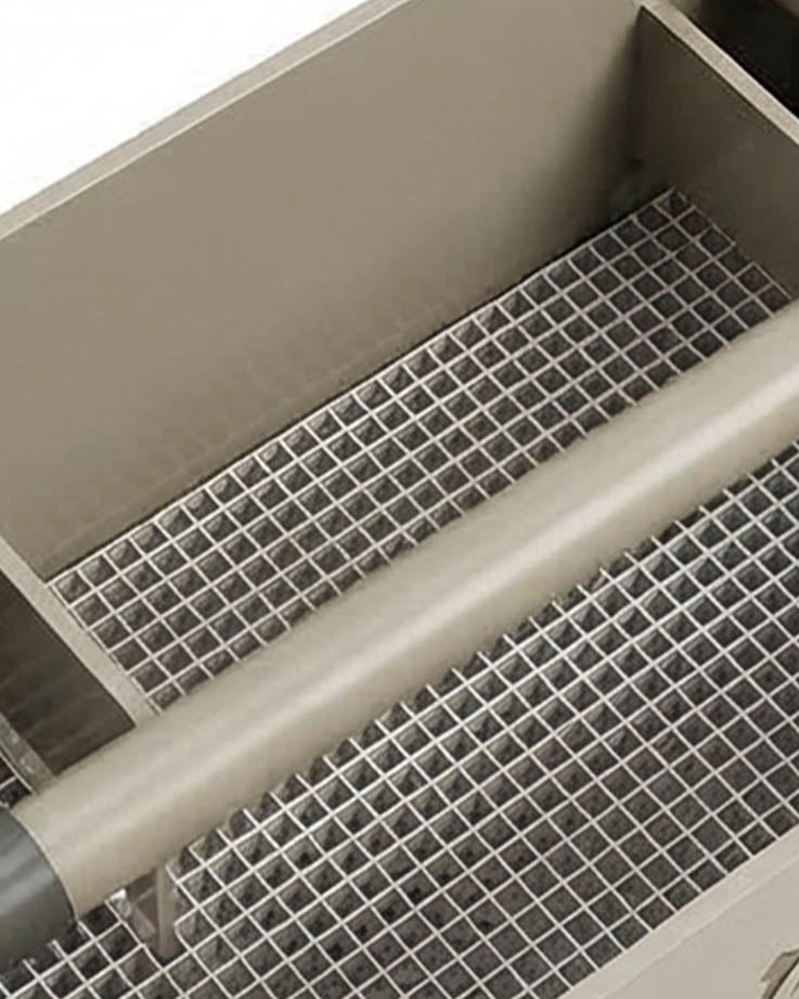 Filterstufen im LumareTec ClearFlow 100 Rieselfilter für Koiteiche mit Filtermaterial und Wasserverteilung