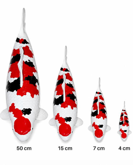 Größenübersicht der Maruten Sanke Koi-Fischfigur in Rot, Schwarz und Weiß mit Varianten in 50 cm, 15 cm, 7 cm und 4 cm