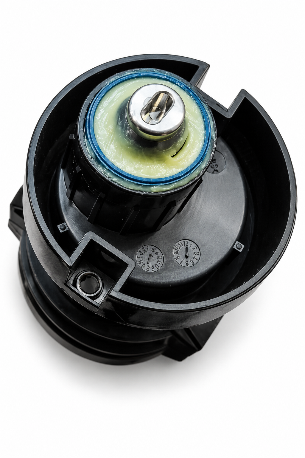 OASE Antriebseinheit BioTec ScreenMatic 2014 (45196) – Detailansicht der metallischen Antriebswelle mit ovaler Aufnahme, blauem Dichtungsring und schwarzem Kunststoffgehäuse