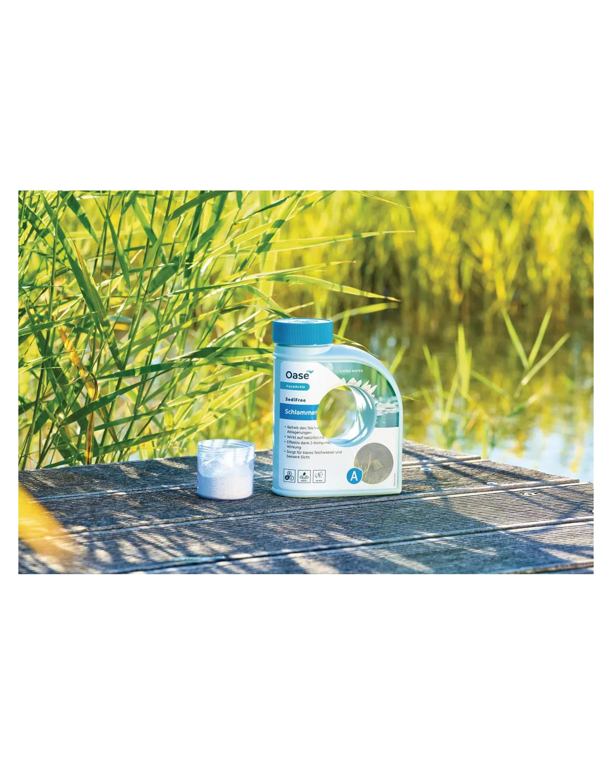 OASE SediFree Flasche und Messbecher mit weißem Granulat auf einem Holzsteg am Teich