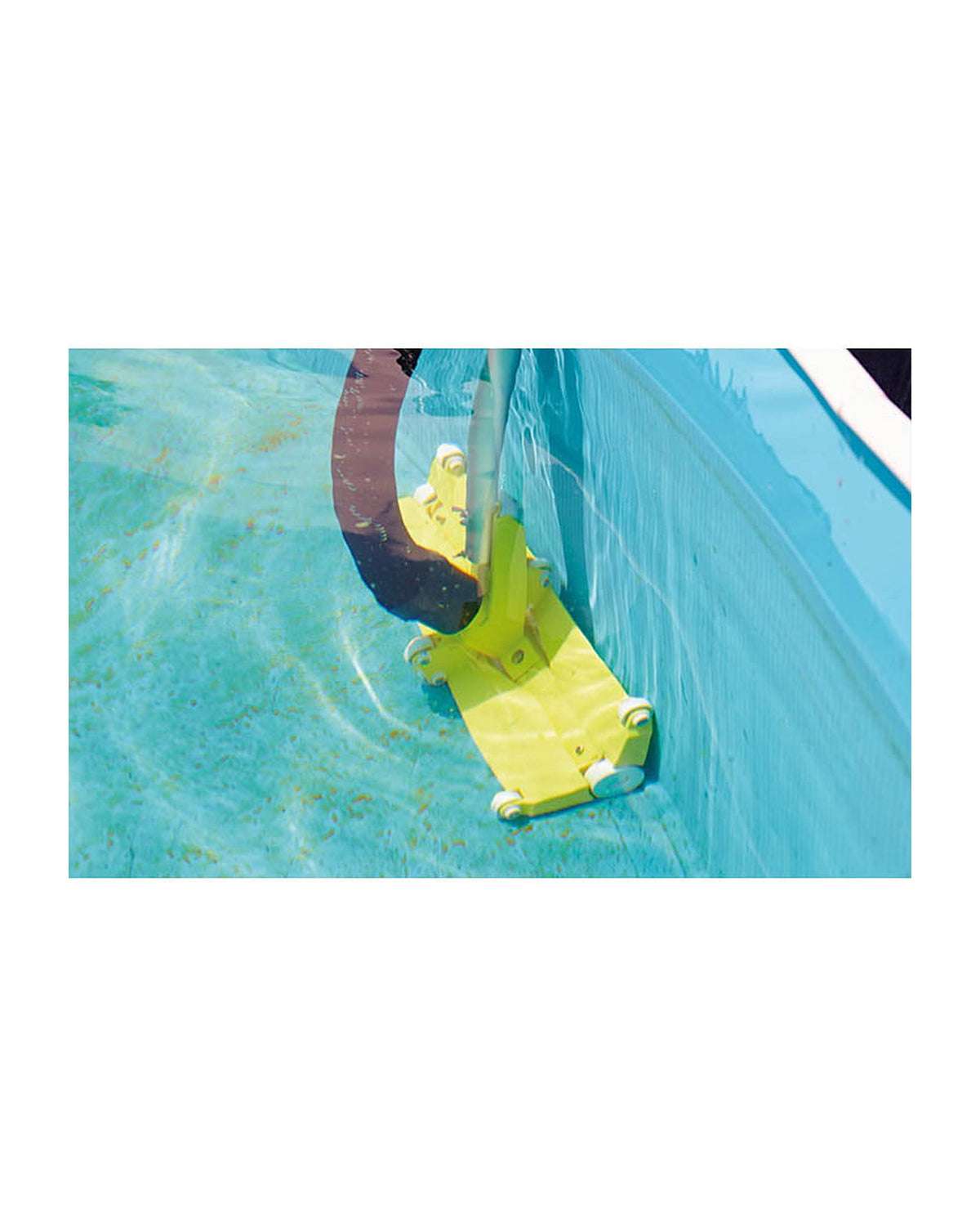 Flächendüse am Übergang zwischen Boden und Wand eines Pools unter Wasser
