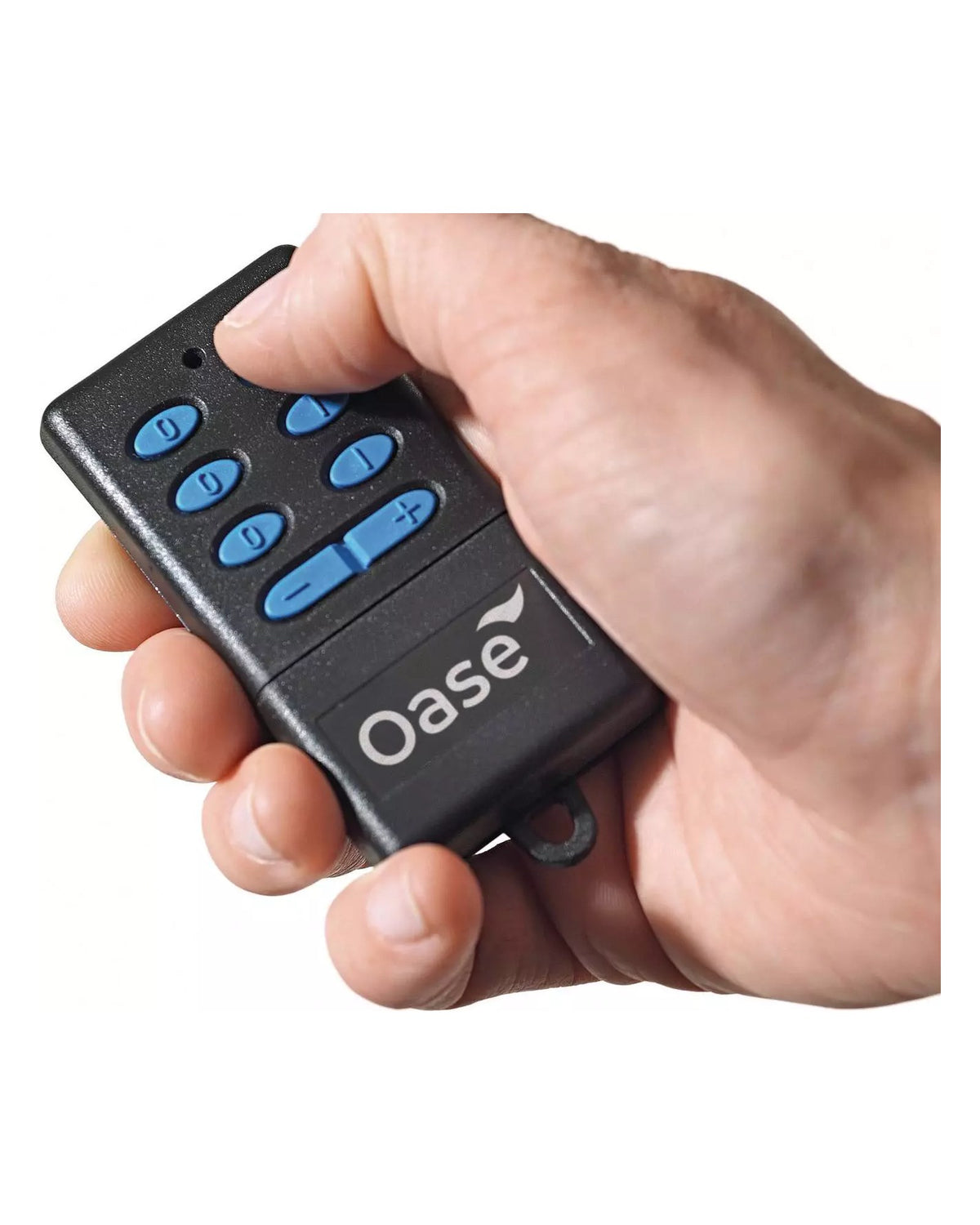 Funk-Handsender des OASE InScenio FM-Master 2 in der Hand, Reichweite bis 80 m