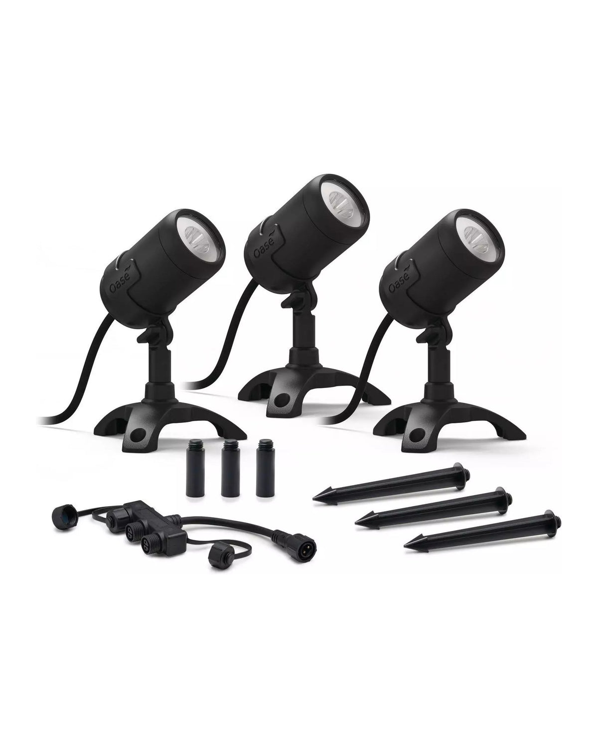 OASE LunAqua Connect M Set 3: drei Spots auf Standfüßen, davor Verteiler, Verlängerungsstücke und Erdspieße