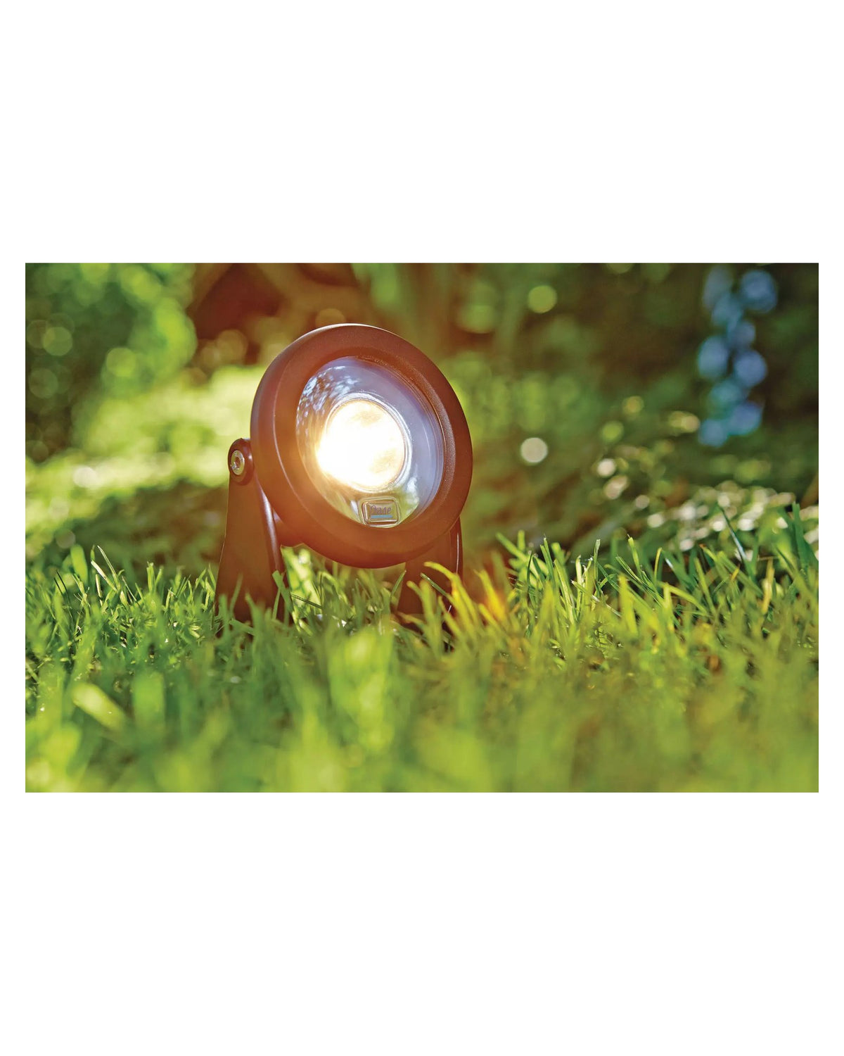 Leuchtender LunAqua Power LED Strahler im Rasen