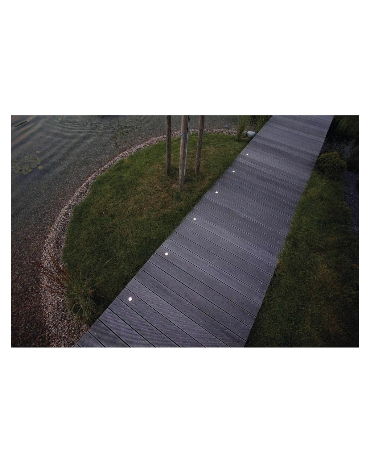 Geschwungener Holzsteg am Teich mit eingebauten LunAqua Terra LED