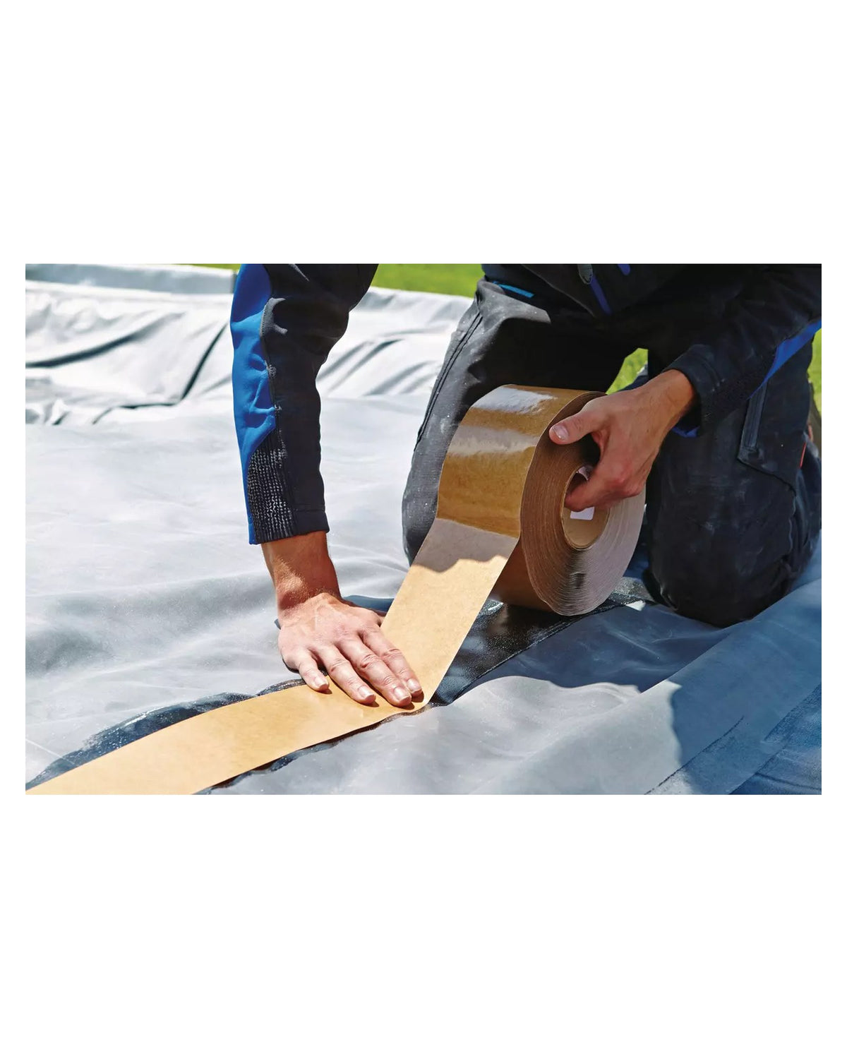 SeamTape mit braunem Schutzpapier wird auf die untere Folienbahn gelegt
