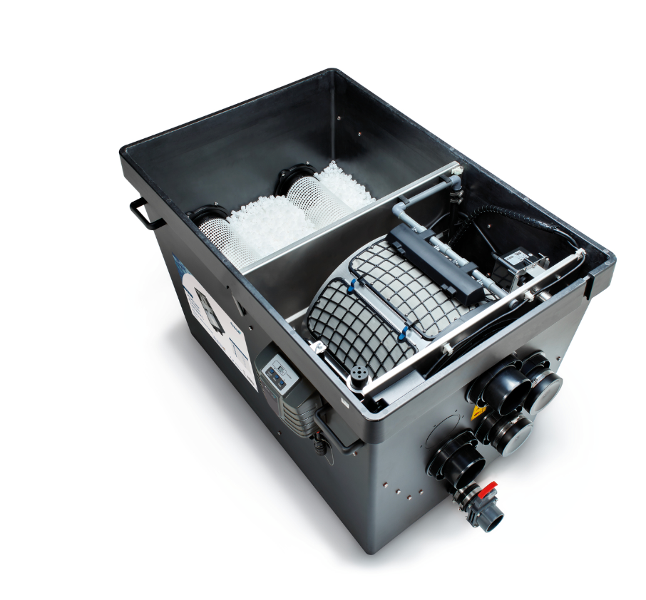 Geöffneter OASE ProfiClear Premium Compact-L Gravit. OC Trommelfilter mit Filtertrommel, Hel-X Biomedium und Anschlüssen