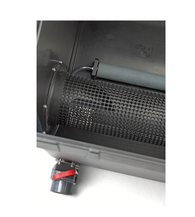 Detailaufnahme des OASE ProfiClear Premium Trommelfilters mit Filtertrommel, Spülrohr und Ablauf im Innenraum des Filtermoduls.