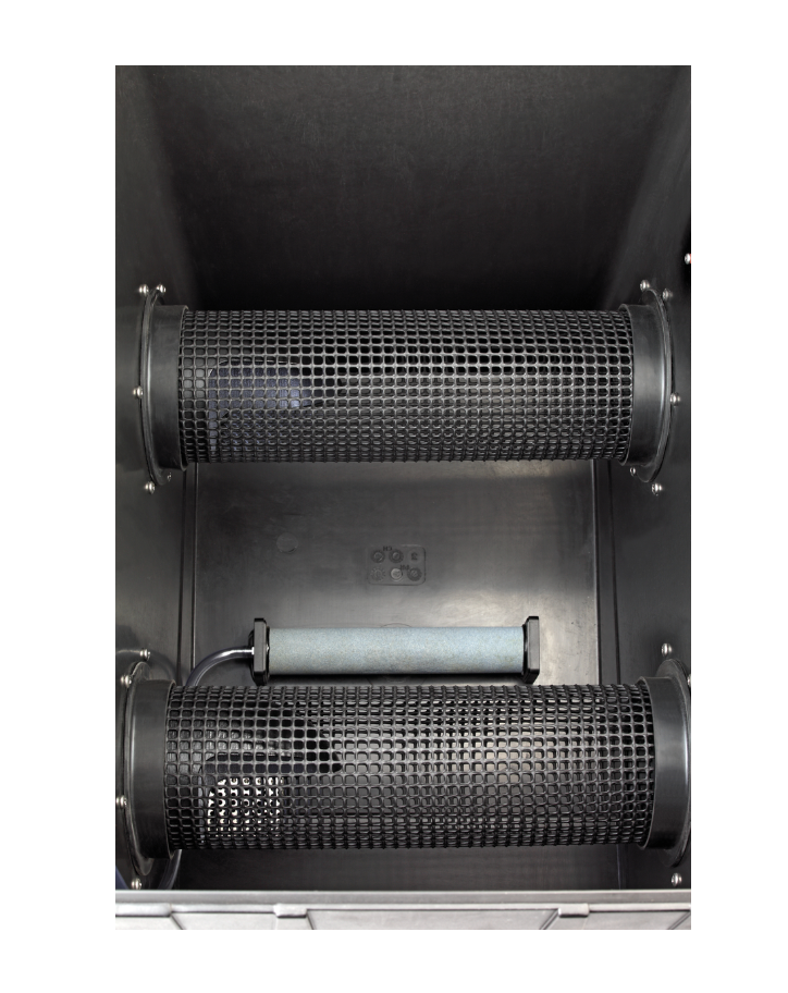 Innenansicht des OASE ProfiClear Premium Trommelfilter-Moduls mit zwei Filtertrommeln und Spülrohr für die automatische mechanische Vorfilterung von Koiteichen.