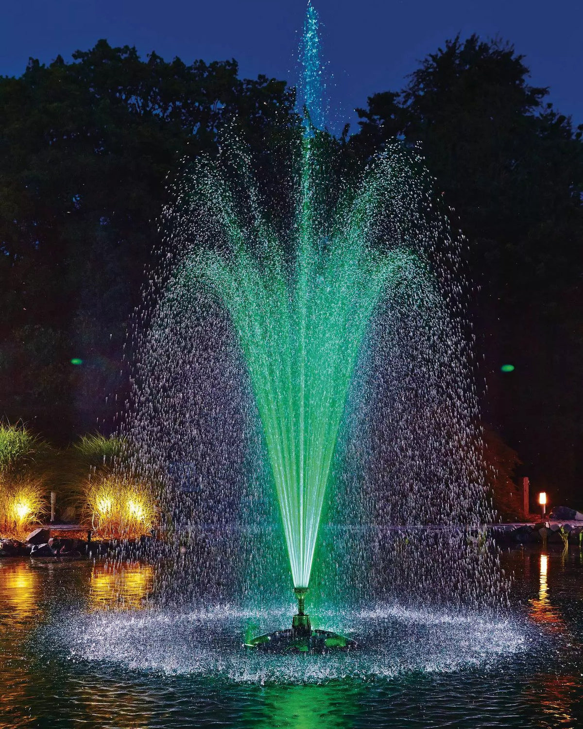 Schwimmfontäne nachts grün-türkis beleuchtet