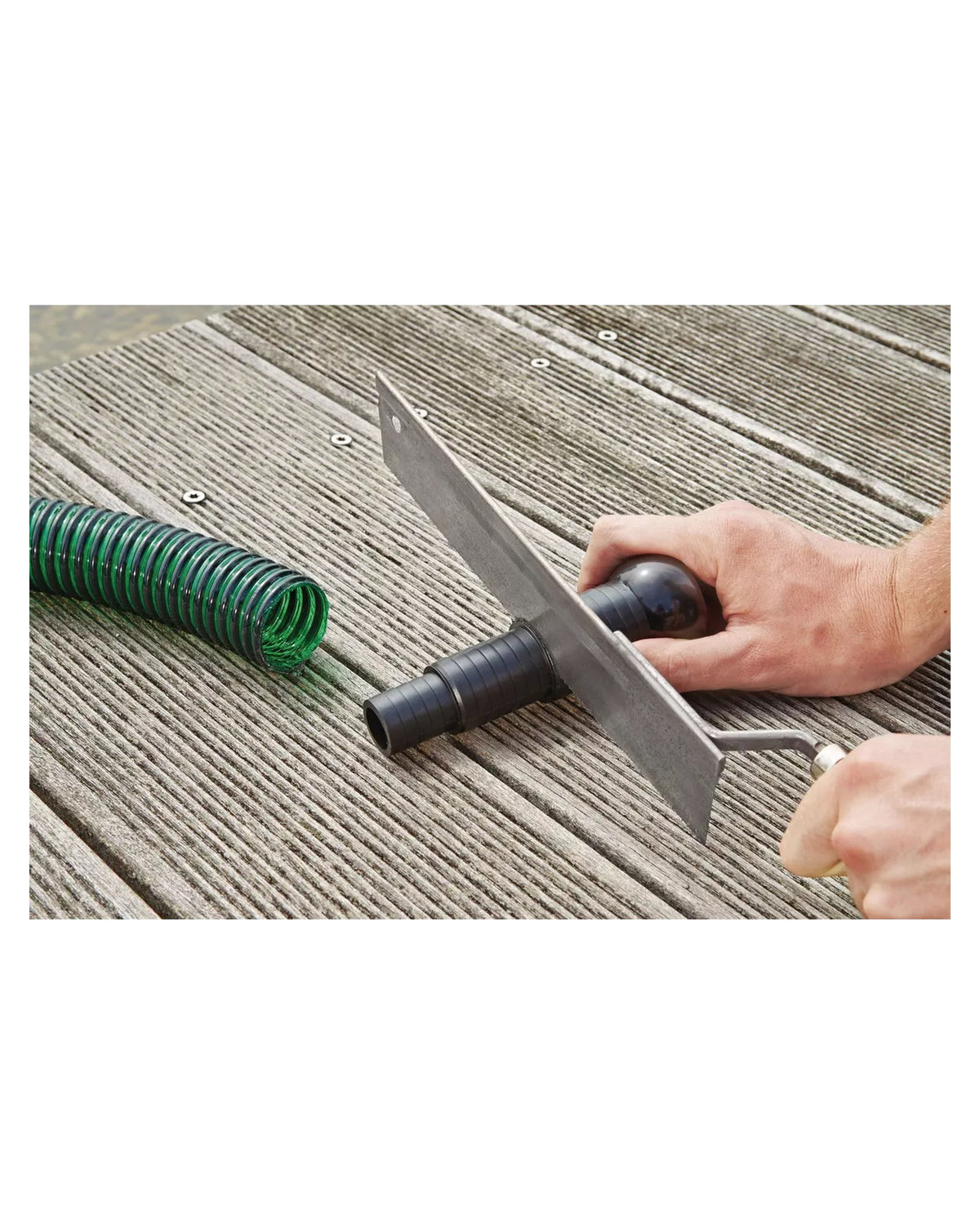 Grüner OASE Spiralschlauch neben einer Stufenschlauchtülle, die passend zum Schlauch abgesägt wird