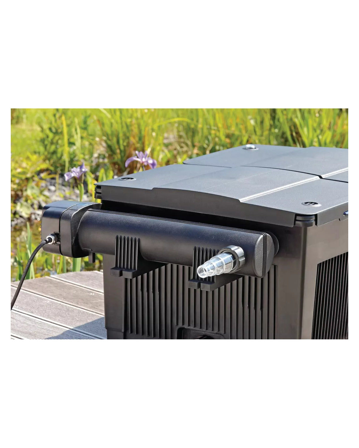 OASE Vitronic direkt auf einem BioSmart-Filter montiert