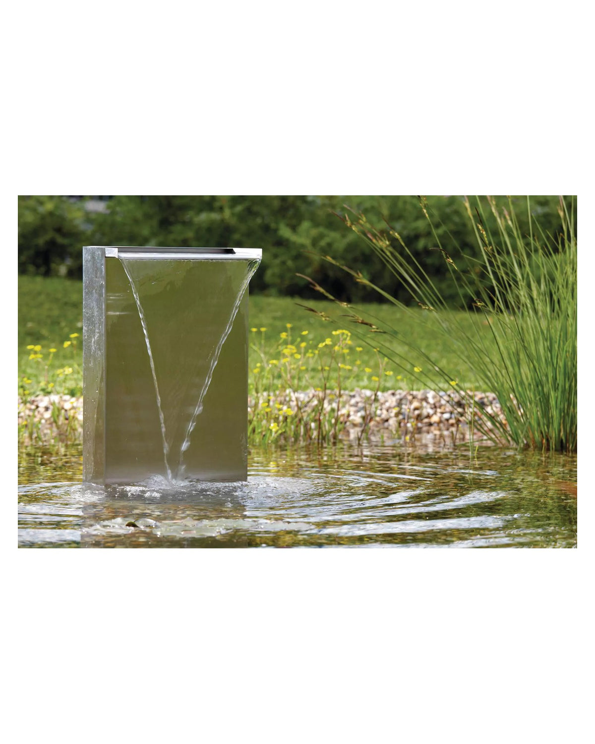 OASE Waterfall Kit 30 im flachen Wasser eines Teichs vor Gräsern