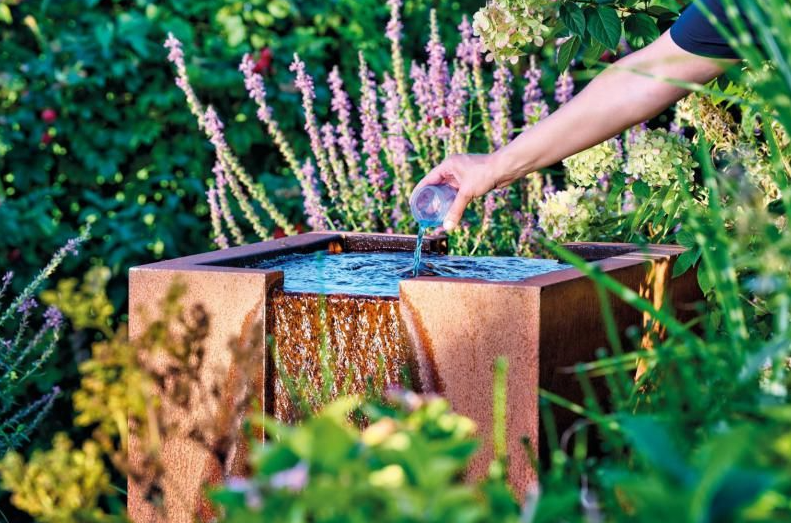 Oase Zierbrunnenklärer AlGo Fountain Anwendung in modernem Gartenbrunnen mit klarem Wasser