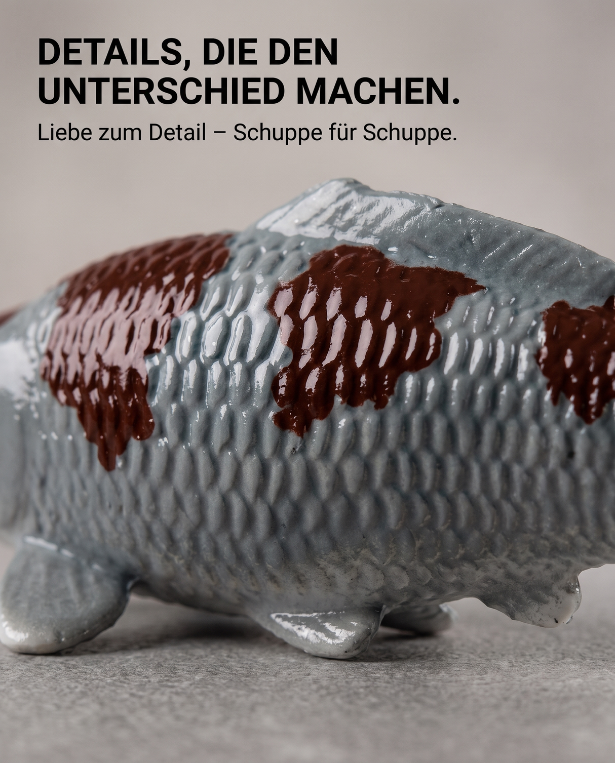 Detailaufnahme einer handbemalten Ochiba Koi-Figur mit strukturierter Schuppenoberfläche und individueller Farbgebung – dekoratives Unikat für Wohnbereich, Garten oder Teichbereich