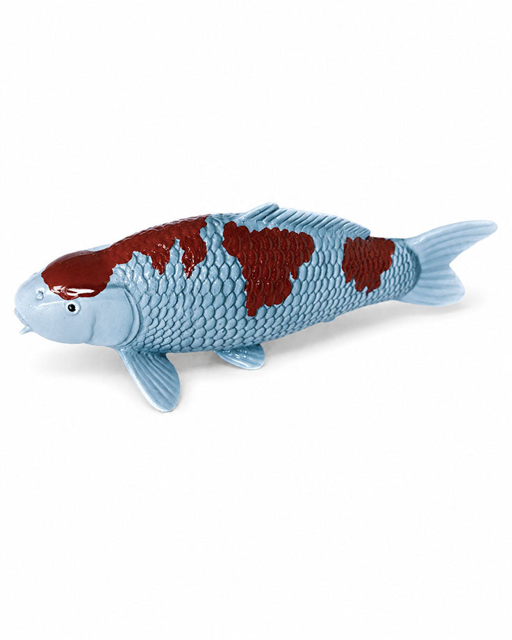 Handbemalte Ochiba Koi-Fischfigur in Braun und Blaugrau als dekorative Fisch Figur in Seitenansicht auf weißem Hintergrund
