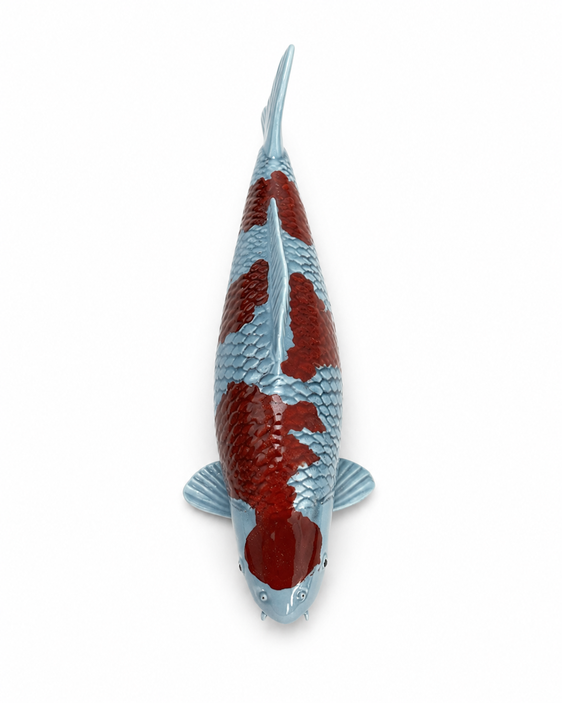 Handbemalte Ochiba Koi-Fischfigur in Braun und Silber als dekorative Fisch Figur in Draufsicht auf weißem Hintergrund