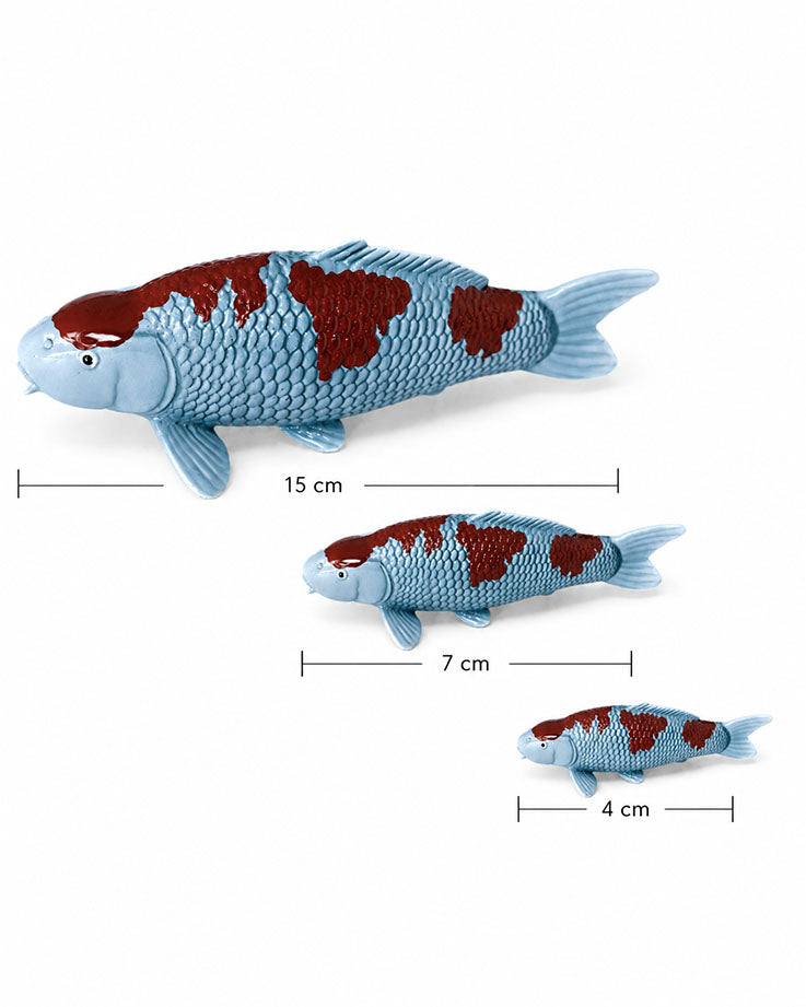 Größenübersicht der handbemalten Ochiba Koi-Fischfigur in Braun und Blaugrau als dekorative Fisch Figur in 15 cm, 7 cm und 4 cm