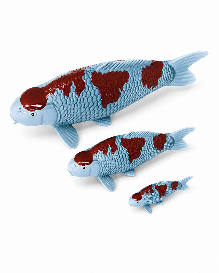 Handbemalte Ochiba Koi-Fischfigur in Braun und Blaugrau in verschiedenen Größen auf weißem Hintergrund