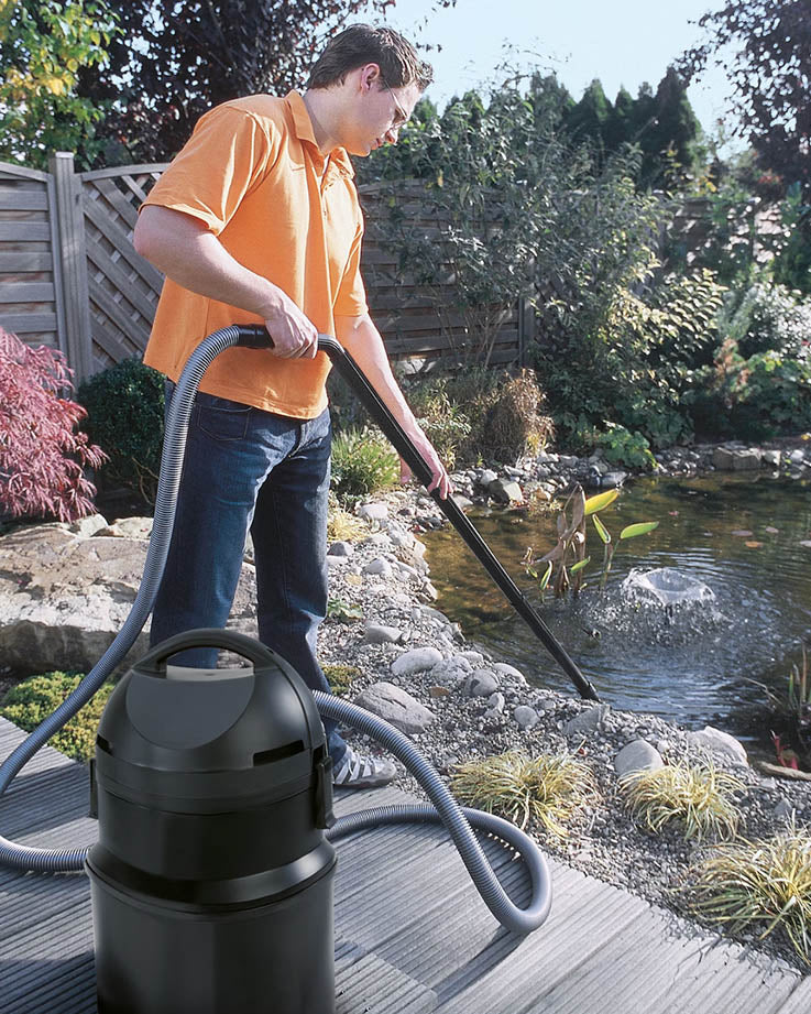 Pontec PondoMatic Teichschlammsauger im Einsatz bei der Reinigung eines Gartenteichs