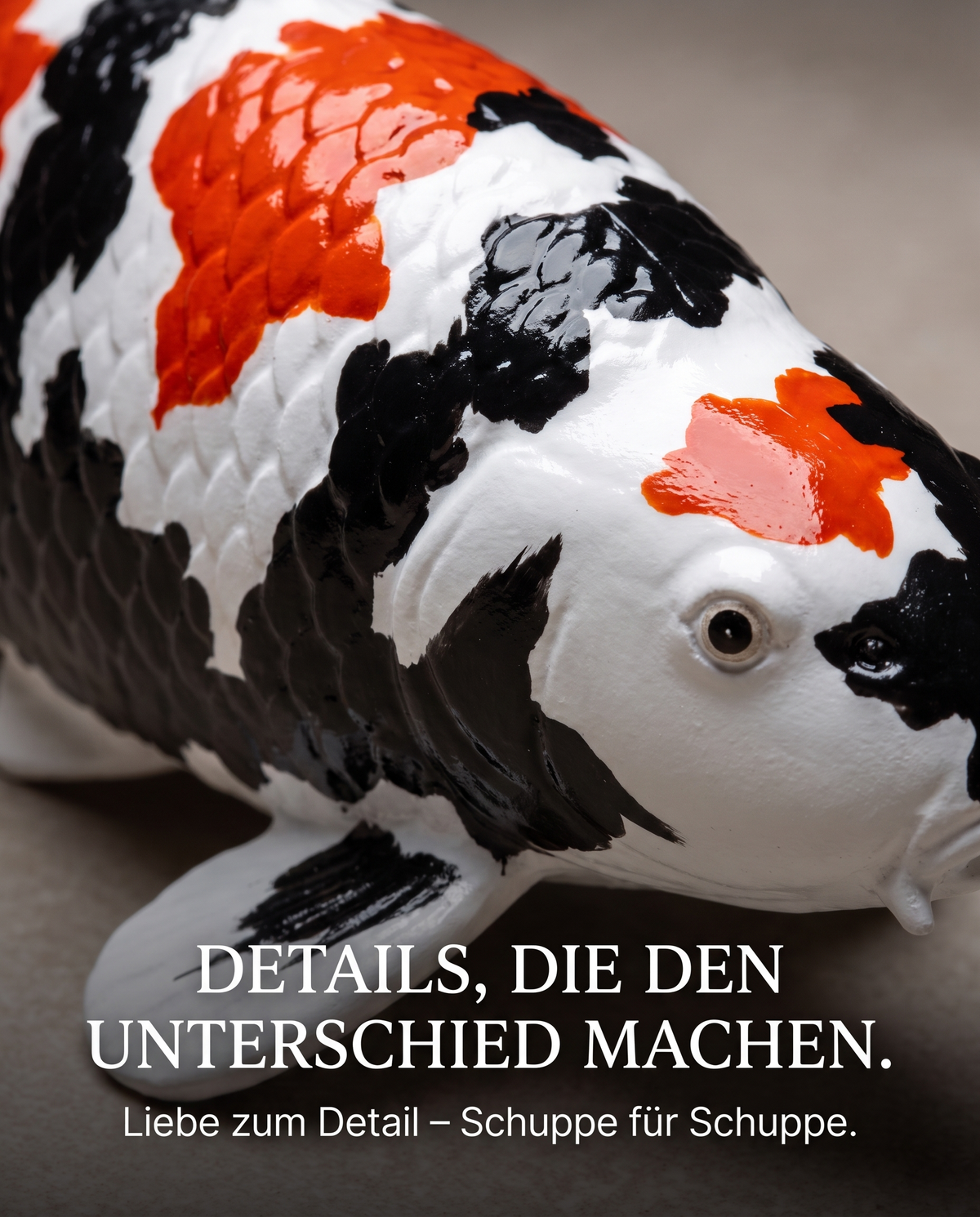 Detailaufnahme einer handbemalten Showa Koi-Figur in Rot, Schwarz und Weiß mit sichtbarer Schuppenstruktur – besondere Fischfigur und dekoratives Unikat für Koi-Liebhaber