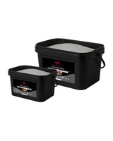 BHK Teichmineral in zwei Gebindegrößen im schwarzen Eimer zur natürlichen Wasserklärung im Teich.