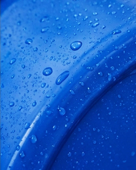 Detailaufnahme einer blauen Kunststoffschale mit Wassertropfen für Koi Transport