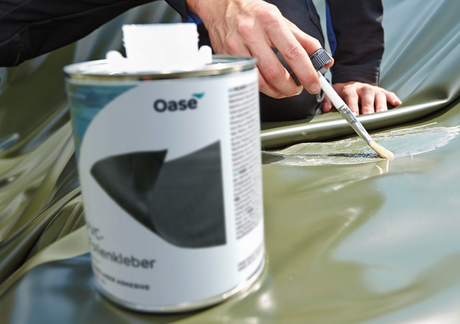 Anwendung von PVC Folienkleber auf Teichfolie mit Pinsel zur Reparatur und Verbindung