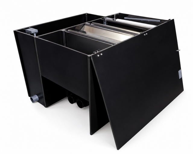 Genesis EVO3/500FS Schwerkraft-Flachfilter mit schwarzem Filtergehäuse, offener Oberseite, sichtbaren Filterwalzen und seitlichen Rohranschlüssen auf weißem Hintergrund
