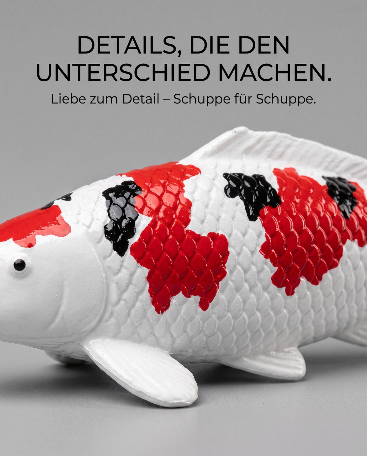 Handbemalte Koi Figur weiss rot schwarz Detailaufnahme Schuppenstruktur Farbdetails Fischfigur Handarbeit Unikat Oberflaeche Nahaufnahme Koi Deko Kunsthandwerk Einzelstueck