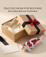 Handbemalte Koi Figur weiss rot schwarz Geschenkidee Koi Fans Geschenkbox Schleife Fischfigur Handarbeit Unikat Dekoration Geburtstag Weihnachten Sammlerstueck