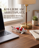 Handbemalte Koi Figur weiss rot schwarz Schreibtischdeko Arbeitsplatz Buero Holzschreibtisch Laptop Tischlampe Notizbuch Pflanze Fischfigur Handarbeit Unikat Blickfang