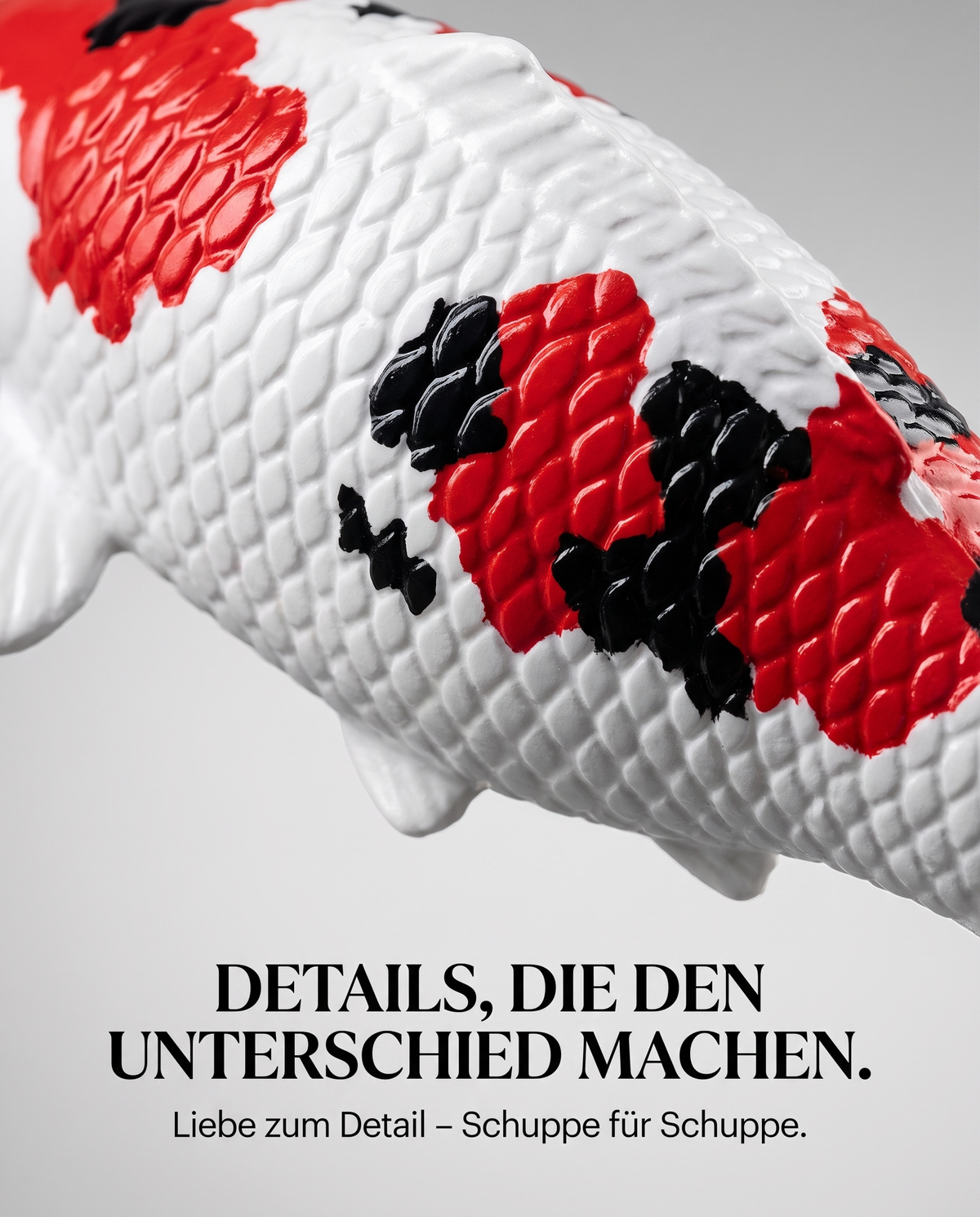 Handbemalte Koi Figur Detailaufnahme weiss rot schwarz Schuppenstruktur Farbdetails Fischfigur Handarbeit Unikat Oberflaeche Nahaufnahme Koi Deko Dekoration Kunsthandwerk