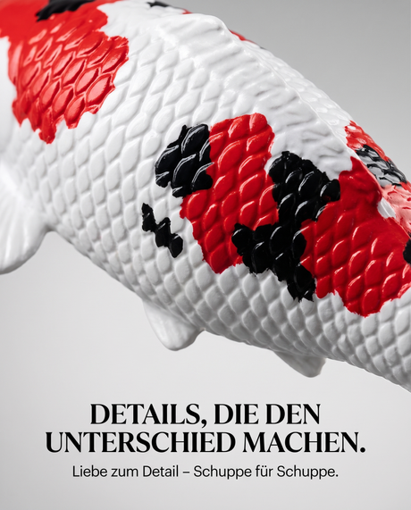 Handbemalte Koi Figur Detailaufnahme weiss rot schwarz Schuppenstruktur Farbdetails Fischfigur Handarbeit Unikat Oberflaeche Nahaufnahme Koi Deko Dekoration Kunsthandwerk