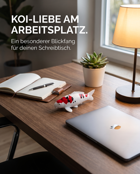 Handbemalte Koi Figur weiss rot schwarz Teichdekoration Gartendeko japanischer Garten Teichrand Fischfigur Schuppenstruktur Handarbeit Unikat Steinplatte Aussenbereich Koi-Deko