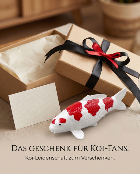 Handbemalte Koi Figur rot weiß Geschenkidee Koi-Fans Geschenkbox Schleife Fischfigur Handarbeit Unikat Dekoration Wohnaccessoire Geburtstag Weihnachten Jubiläum Sammlerstück