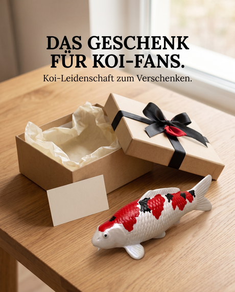 Handbemalte Koi Figur weiß rot schwarz Geschenkidee Koi-Fans Geschenkbox Schleife Fischfigur Handarbeit Unikat Dekoration Wohnaccessoire Geburtstag Weihnachten Sammlerstück