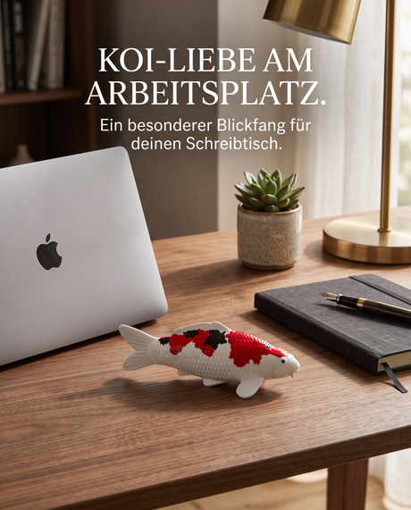 Handbemalte Koi Figur weiß rot schwarz Schreibtischdeko Arbeitsplatz Büro Holzschreibtisch Laptop Notizbuch Tischlampe Pflanze Fischfigur Handarbeit Unikat Blickfang