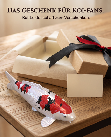 Handbemalte Koi Figur weiss rot schwarz Geschenkidee Koi Fans Geschenkbox Schleife Fischfigur Handarbeit Unikat Dekoration Geburtstag Weihnachten Sammlerstueck
